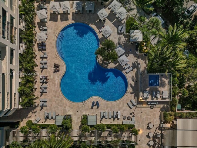 Building Photo - 300 South Pointe Dr