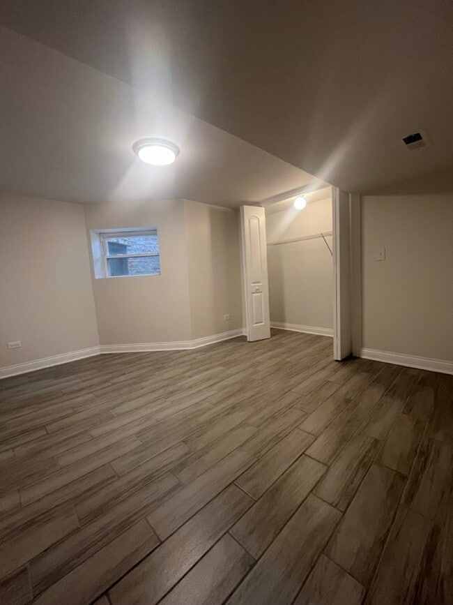Building Photo - 5816 N Artesian Ave