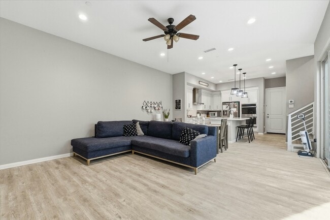 Building Photo - 155 Spectacle