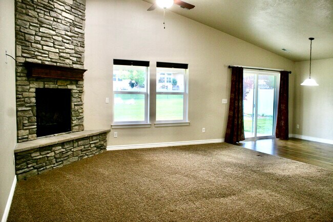 Building Photo - Silver Lining