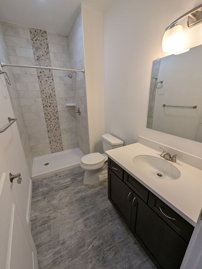 Building Photo - Large, Furnished 2 bed 2 bath condo w/ Auk...