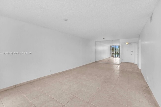 Building Photo - 1000 Parkview Dr