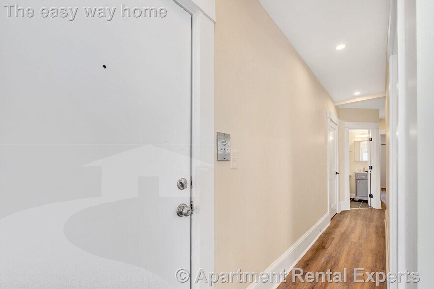 Building Photo - 105 School St