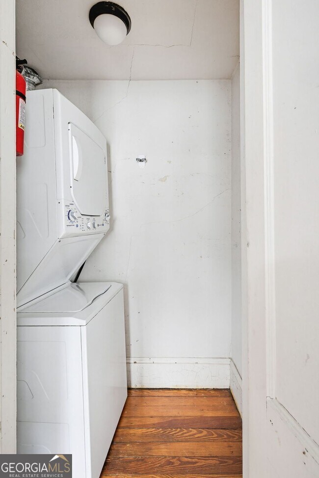 Building Photo - 114 E Maple St