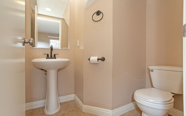 Building Photo - Large 4 Bedroom, 2.5 Bath Home with Large 3 Car Garage!!