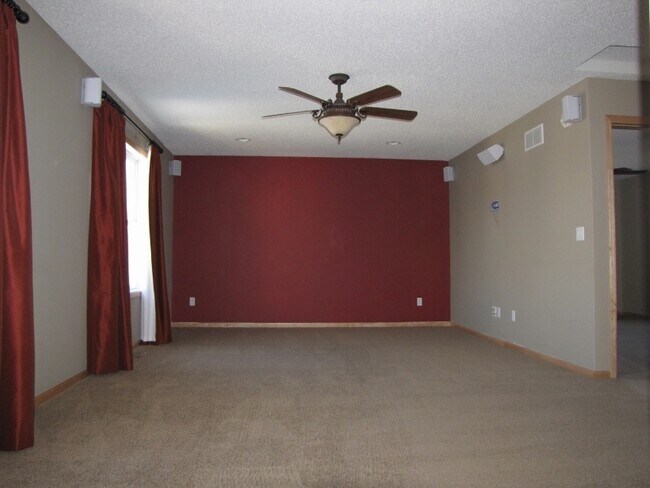 Building Photo - 3BR/2.5BA Beautiful END UNIT Townhome in Dancing Waters- Available Now!