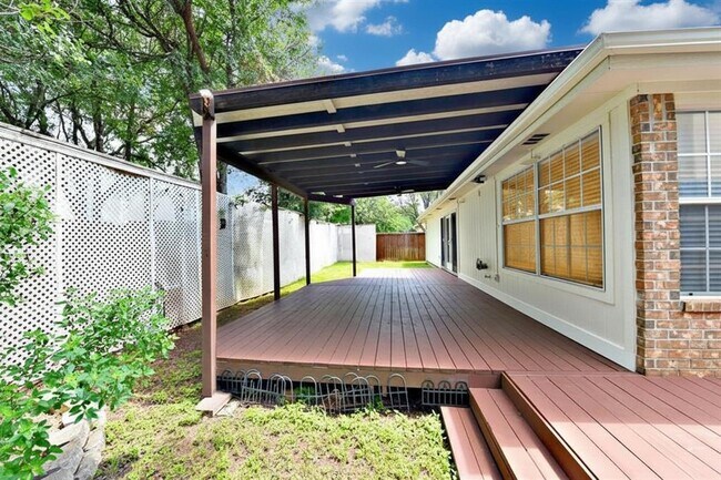 Building Photo - 3924 Newland Dr