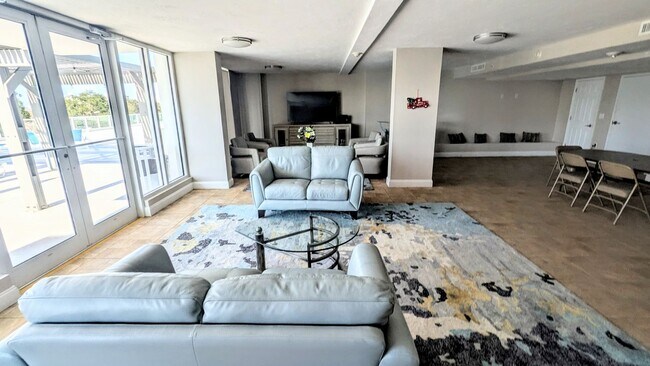 Building Photo - High end condo on waterfront downtown Sarasota!