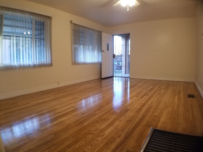 living room - 1902 Lead Ave SE