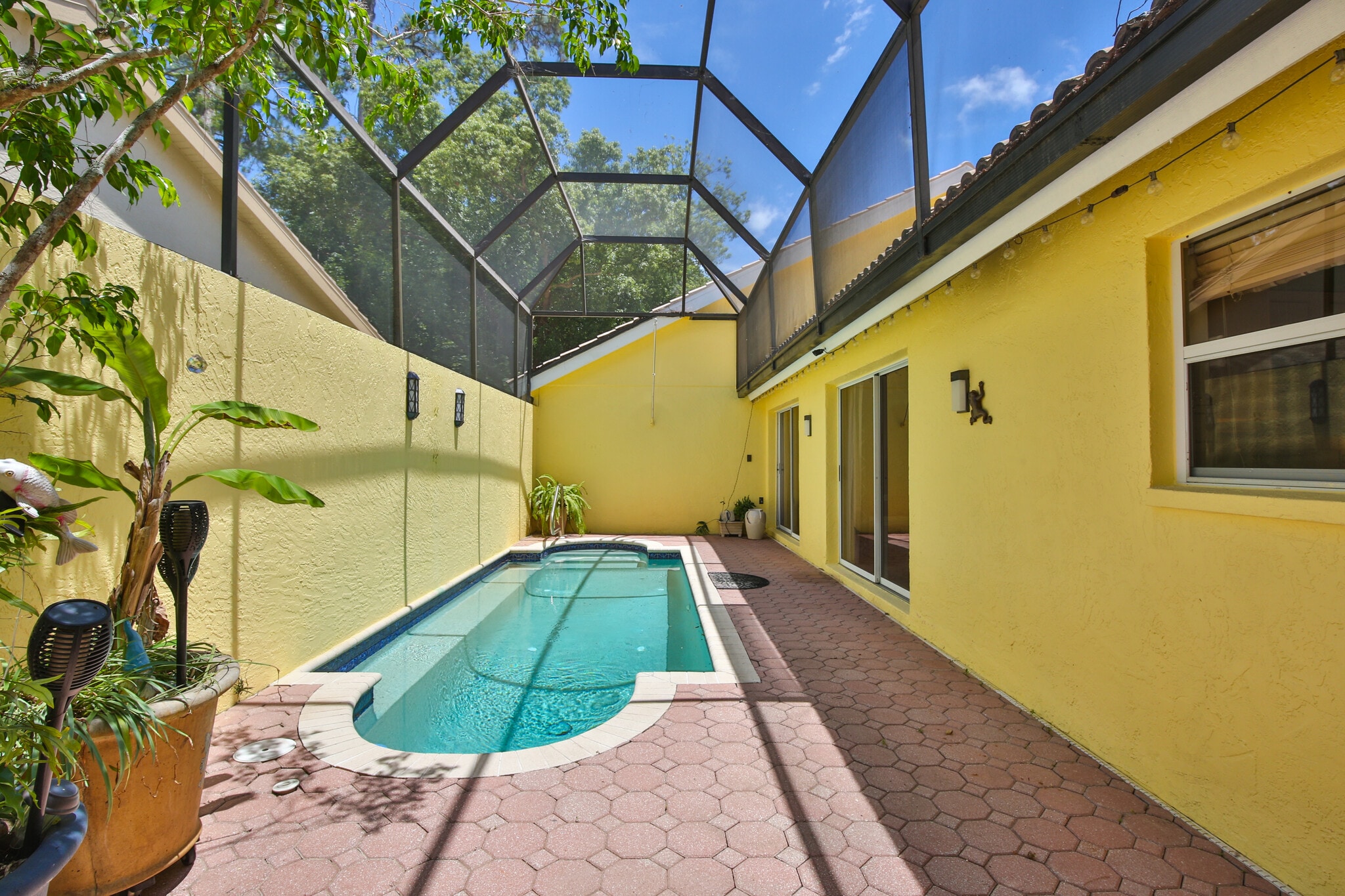 Screened lanai pool/patio area - 4700 Tivoli Ave