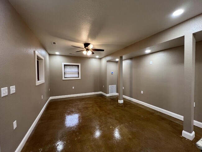 Building Photo - Lower 2BR unit