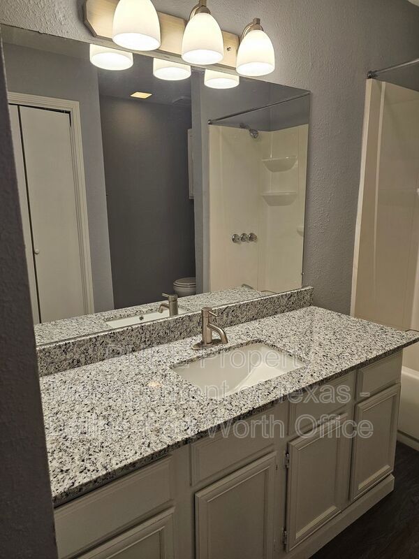 Building Photo - 806 Castleglen Dr