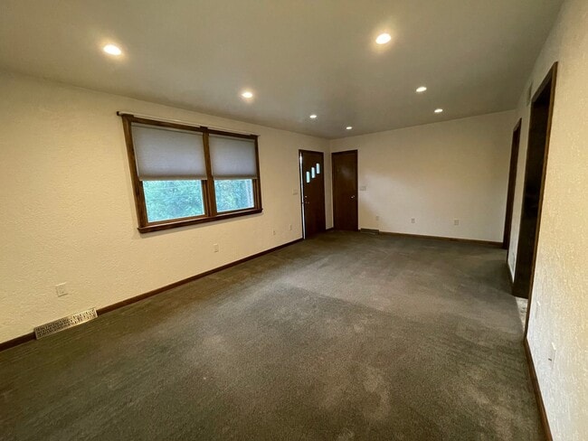 Building Photo - Nicely Renovated 2 Bedroom/2  Bath in Bon ...
