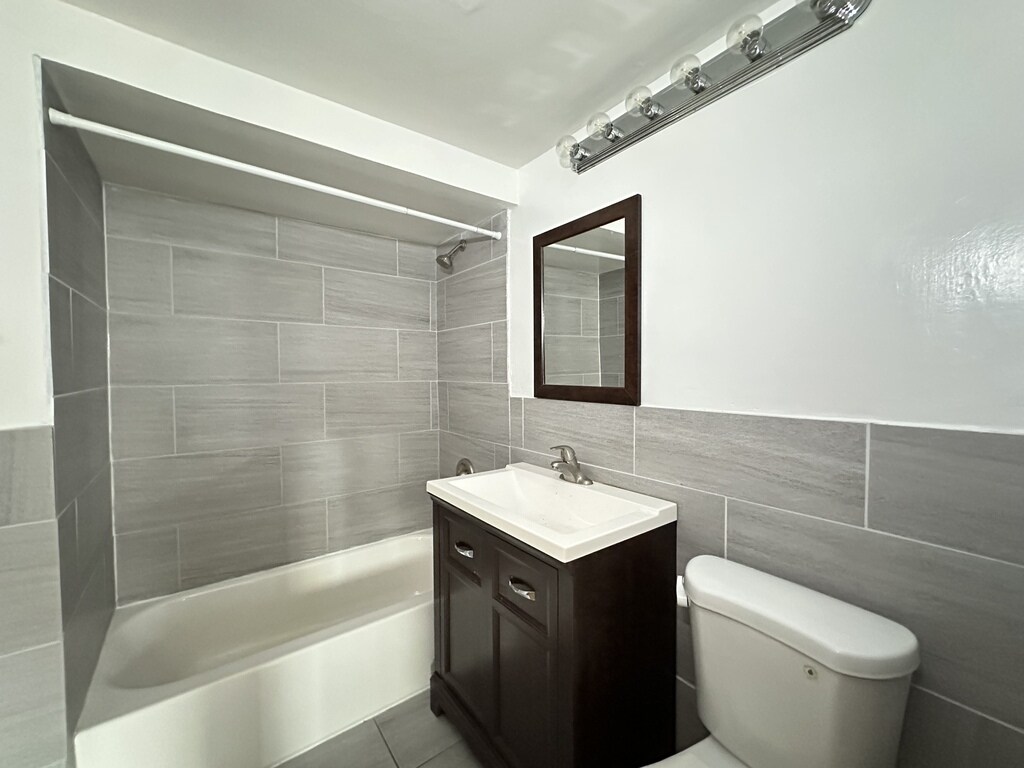 Building Photo - 1639 Oakwood Ave