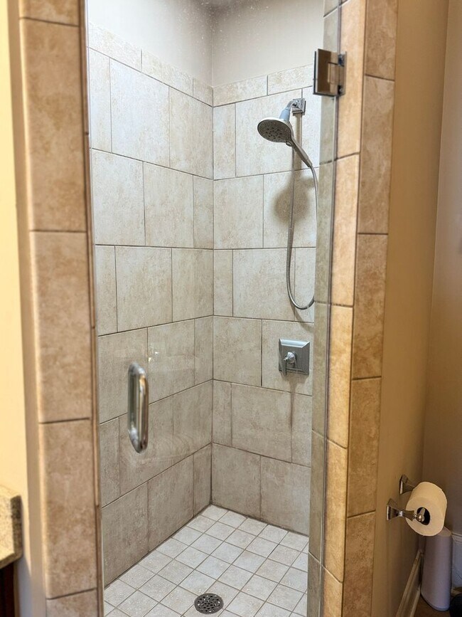 Building Photo - CityView at Riverwalk - Available January 2026! Gorgeous UNFURNISHED 2 bed/w 2 bath (both ensuite...