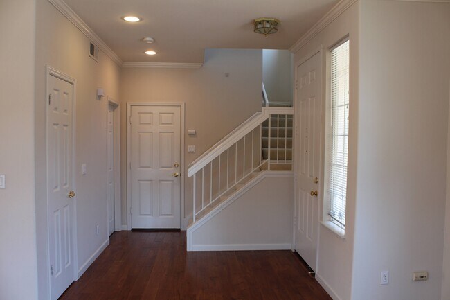 Building Photo - 2228 Lenox Plz