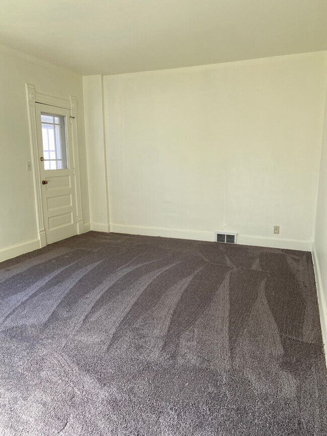 Building Photo - 1347 Center Ave