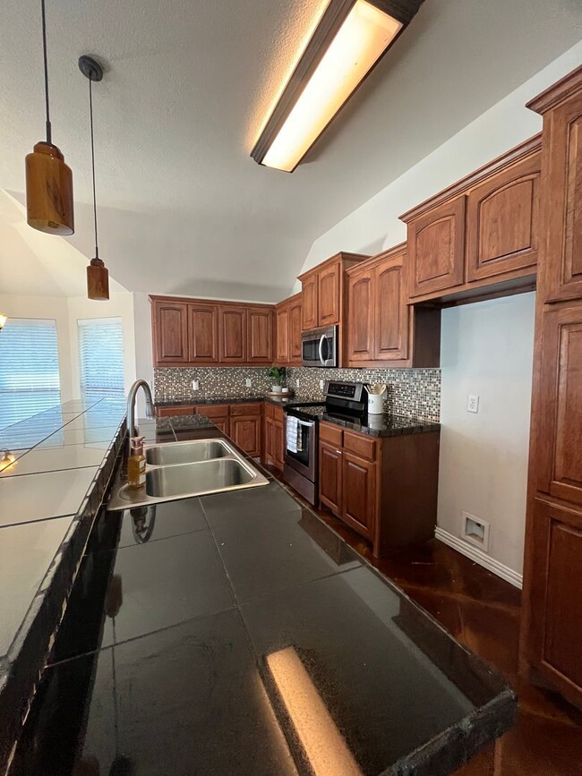 Building Photo - Four bedroom home located in prime neighbo...