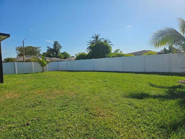 Building Photo - 3050 Beacon Dr