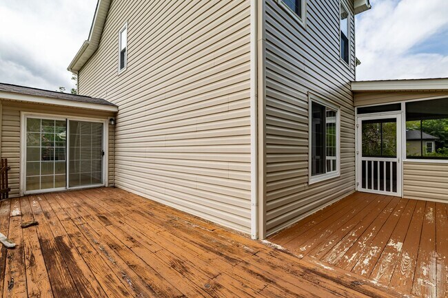 Building Photo - West Knoxville 37922 - Freshly painted and move-in ready, 3-bedroom, 2.5-bath home - Contact Matt...
