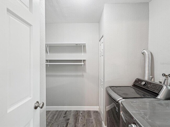 Building Photo - 605 Gardenia St