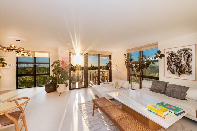 Primary Photo - 1121 Crandon Blvd