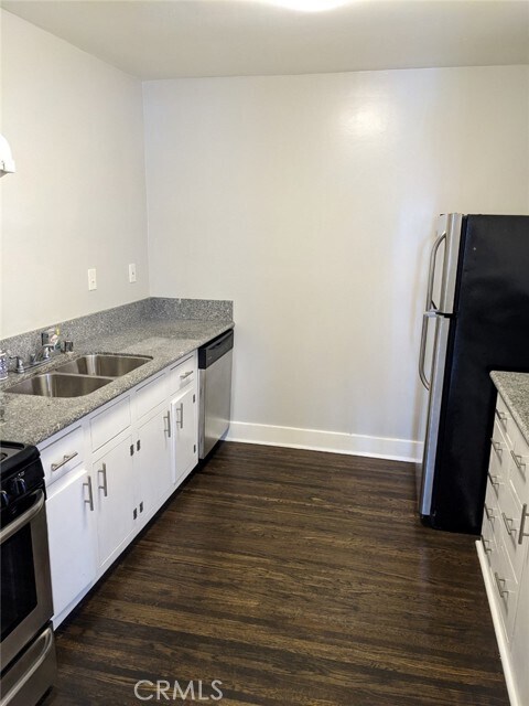 Building Photo - 1000 E 1st St