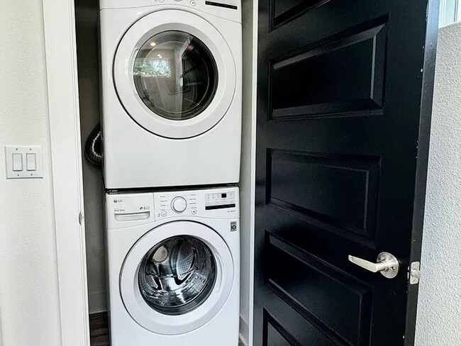 Building Photo - Modern Farmhouse montopolis