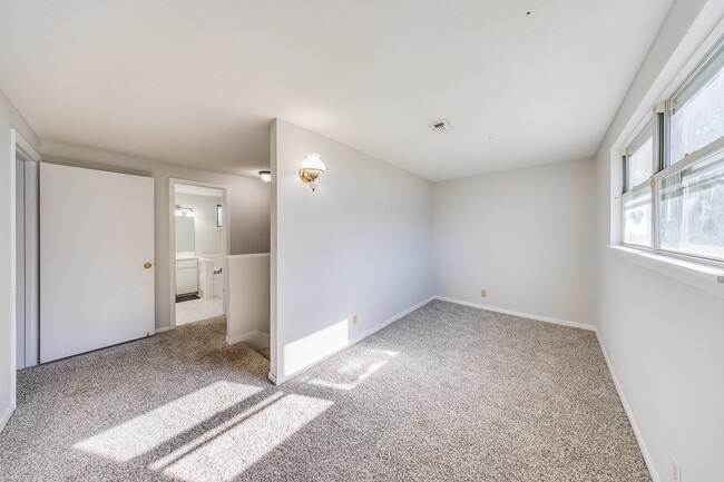 Building Photo - 2519 Lazy Lake Dr