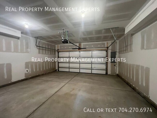 Building Photo - 211 Tamala St
