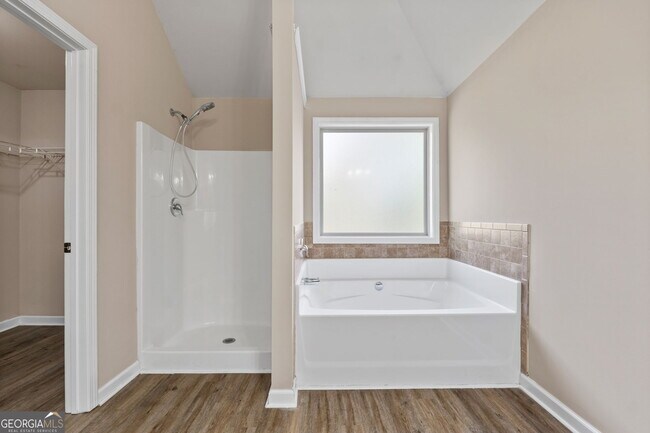 Building Photo - 475 Louise Way