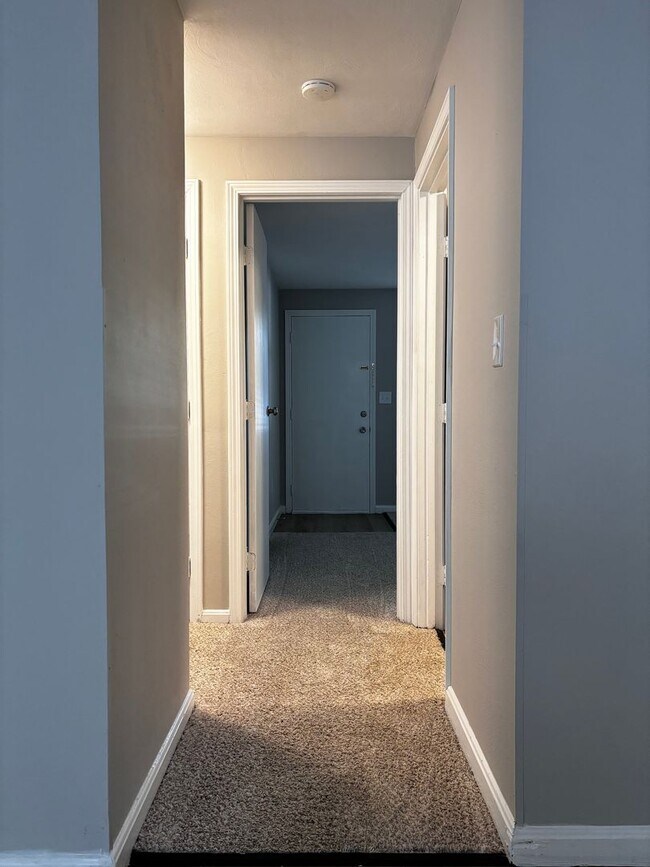 Building Photo - Charming 2 bedroom- 1bath  apartment with washer dryer hook-up