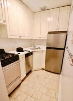 Building Photo - 37 W 76th St