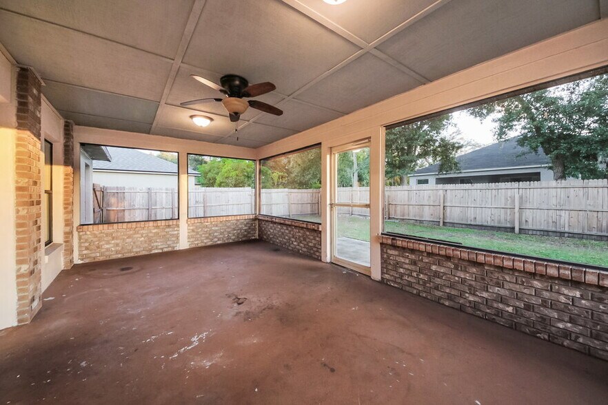 Building Photo - 310 Medina Ct