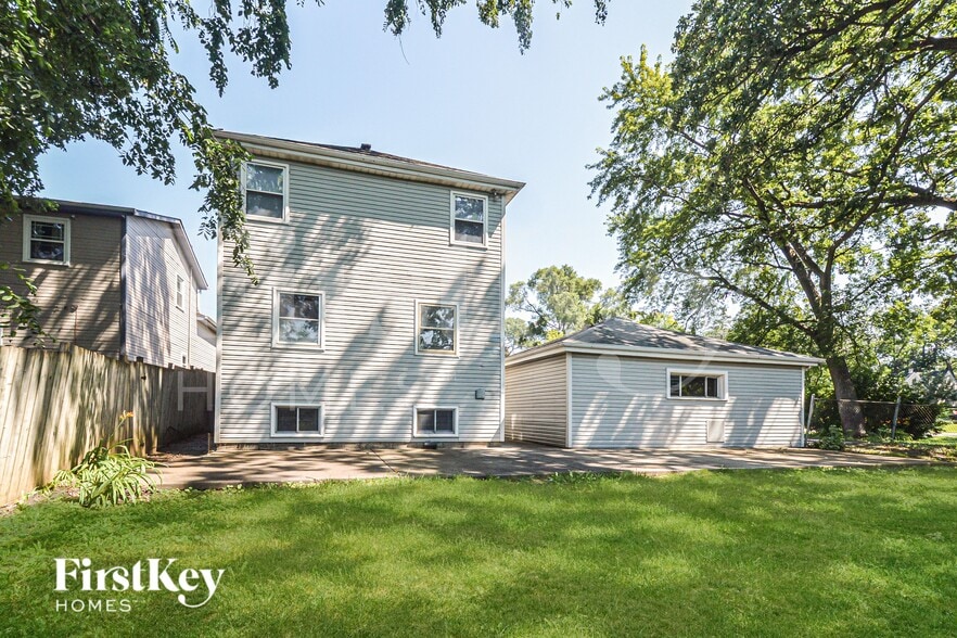 Building Photo - 611 W Oakwood Dr