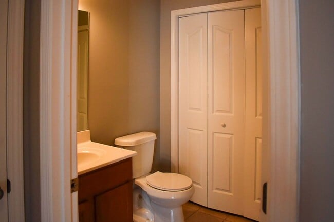 Building Photo - Knoxville 37918 - 2 bedroom 1.5 bath townhouse - call Jean Chung 865-386-1022