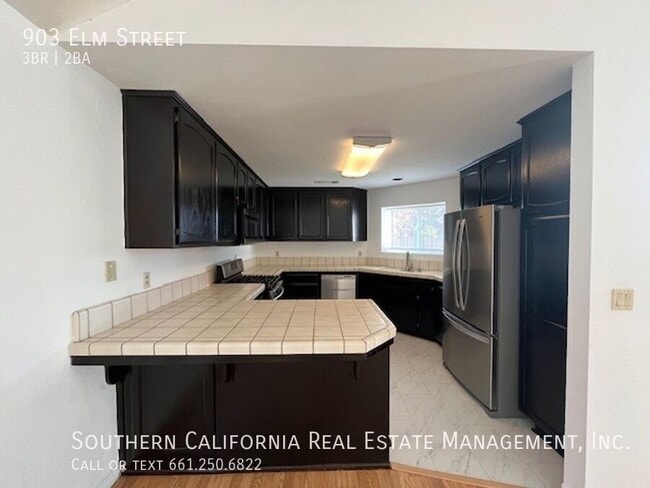 Building Photo - 903 Elm St