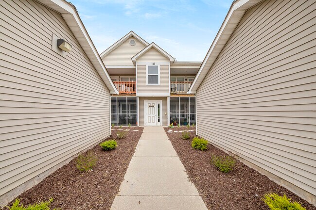 Building Photo - 1528 Oakfield Dr