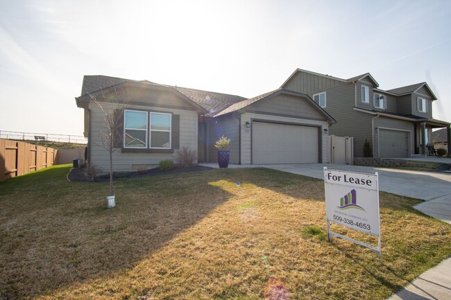 Primary Photo - 3 Bedroom, 2 bathroom home on Sunnyside Hill!