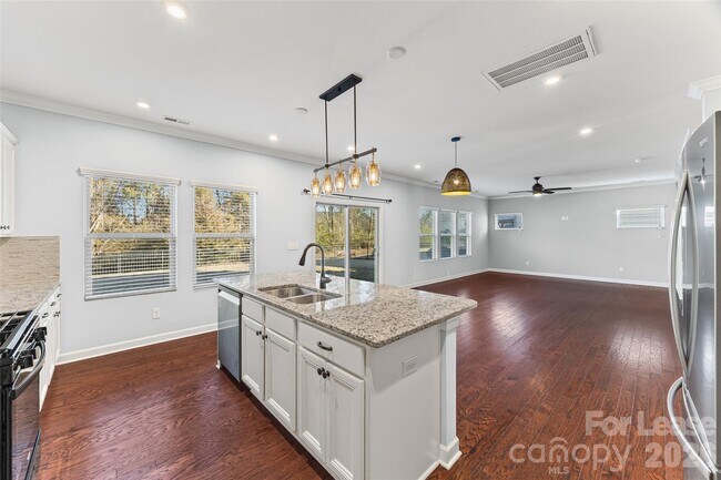 Building Photo - 5811 Fenway Dr