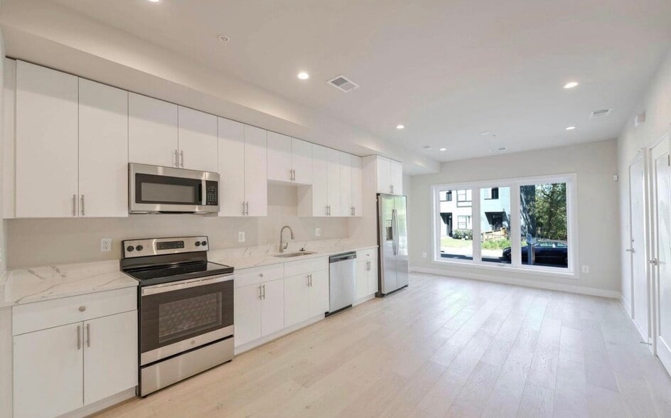 Building Photo - 2536 Elvans Rd SE