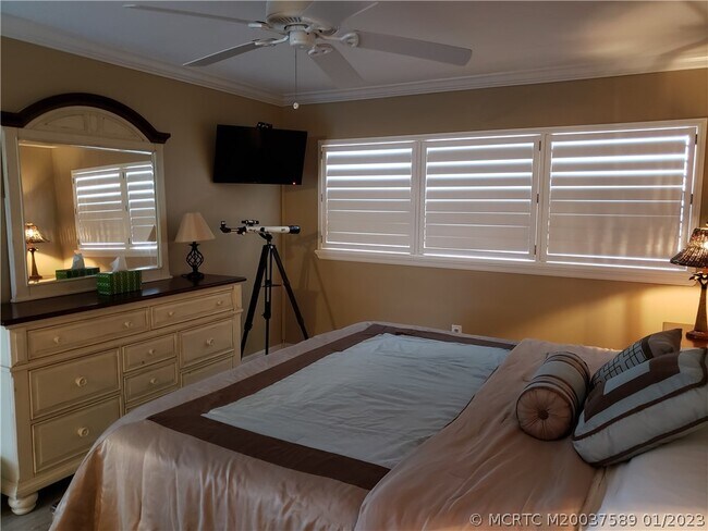 Building Photo - 7440 S Ocean Dr