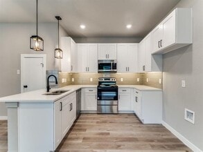 Building Photo - 3165 Karen St