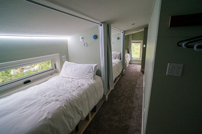 Building Photo - FULLY FURNISHED LAKE HOME