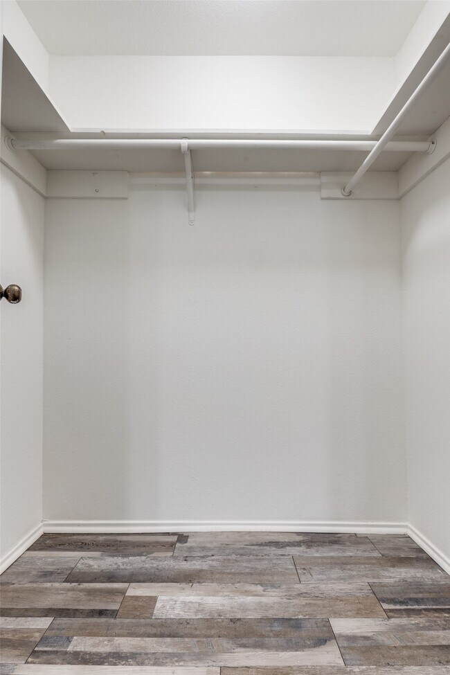 Building Photo - 9707 Richmond Ave