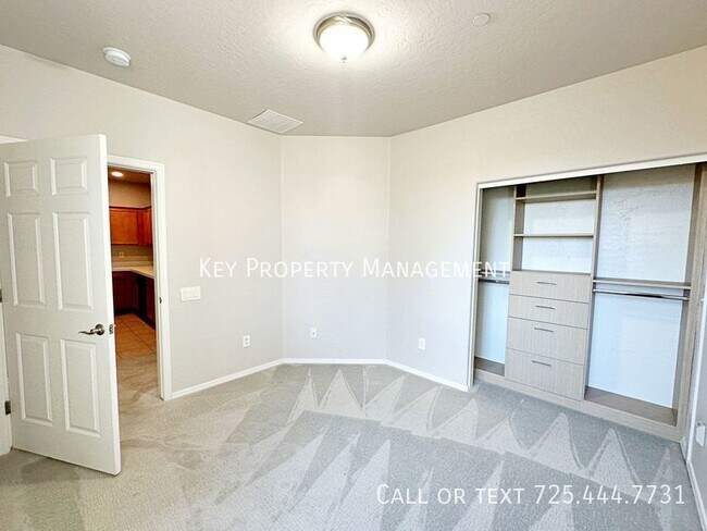 Building Photo - 3 BEDROOM 2 BATH 2 CAR GARAGE CONDO IN GAT...