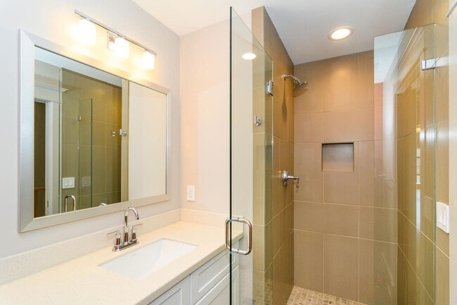 Building Photo - Downtown Top-Floor Loft