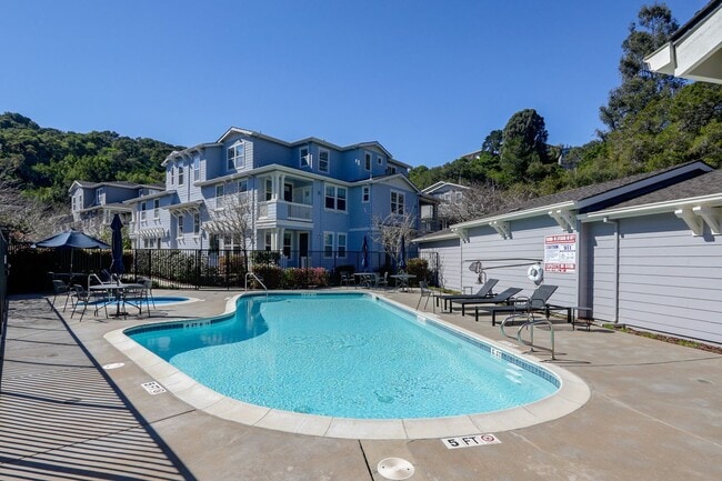 Building Photo - 3 Bed / 2.5 Bath beautiful end unit townhome with tons of upgrades. YouTube Tour!!