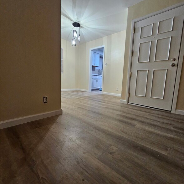 Building Photo - 2132 W 104th St