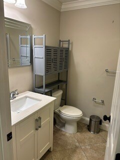 full bath with extra storage - 815 Howard St